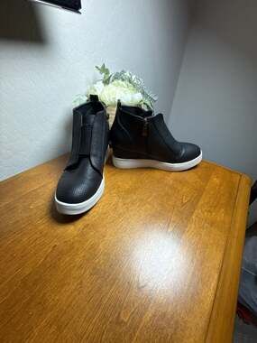 Journee Collection Clara Wedge Sneaker Size 7.5 Black